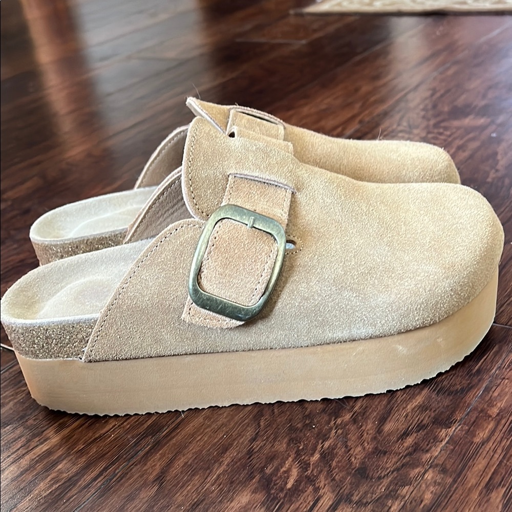 NWOT Platform Clogs